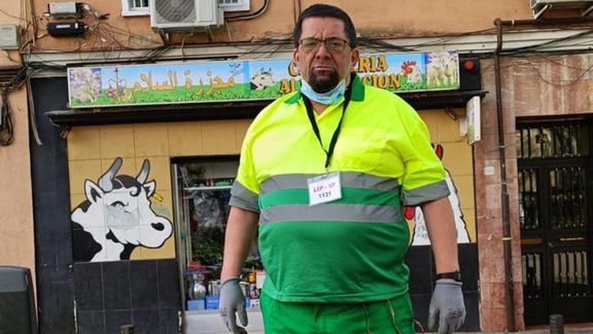 FonsiLoaiza's tweet photo. José Antonio González, 60 años, falleció de un golpe de calor mientras trabajaba. Encadenaba contratos temporales de menos de 1.000€ en Urbaser. 

El alcalde Almeida entregando premio a Abril Martorell, consejero delegado de Urbaser, por su compromiso con la integración laboral. https://t.co/fJUJTeRGE4