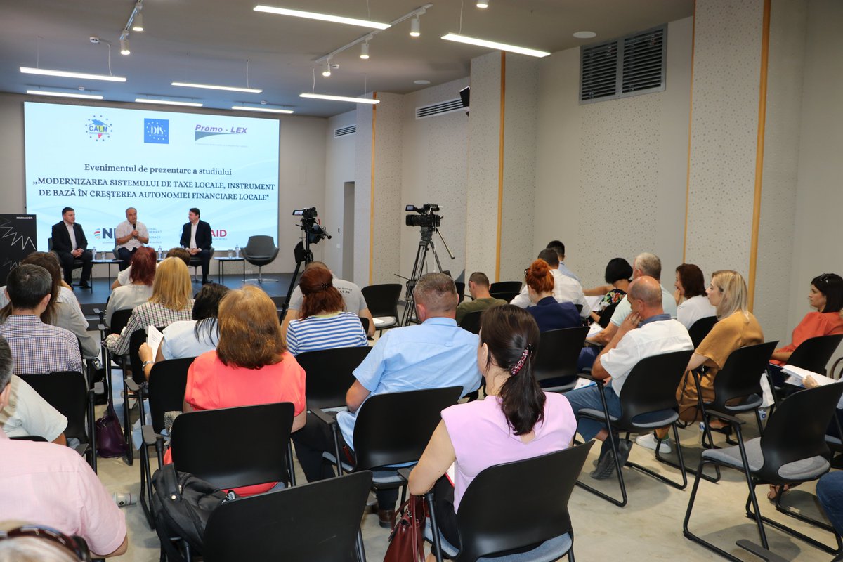 Munteanu20's tweet photo. Coalition for Decentralization in Moldova, oficially launched in Chisinau by #CALM, #IDIS, #Promolex. Local taxes make but 2,8% of total expenditures, the rest being covered by state transfers. If local taxes grew by 11,8% in the last 8 years, state budget revenues were up by 50% https://t.co/ZGKsGQlbZx