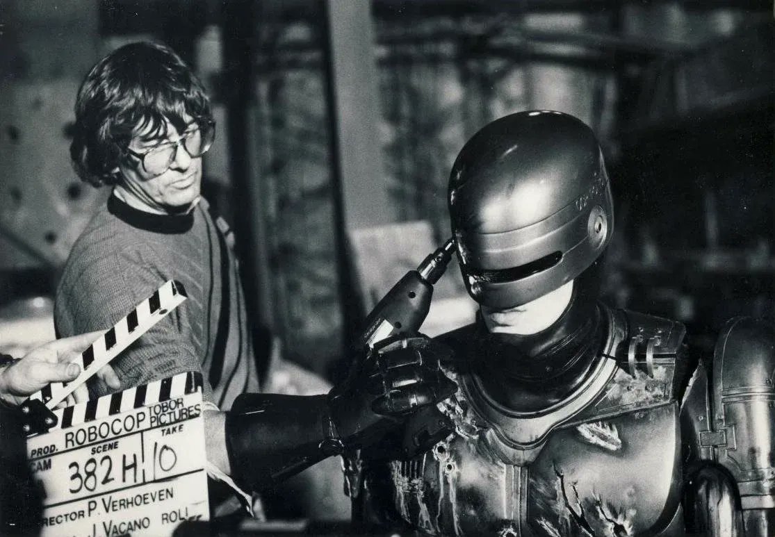 A very happy 84th birthday to Paul Verhoeven. Pictured here with Peter Weller on the set of Robocop, 1986. 