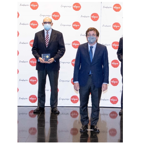 José Antonio González, 60 años, falleció de un golpe de calor mientras trabajaba. Encadenaba contratos temporales de menos de 1.000€ en Urbaser. 

El alcalde Almeida entregando premio a Abril Martorell, consejero delegado de Urbaser, por su compromiso con la integración laboral.