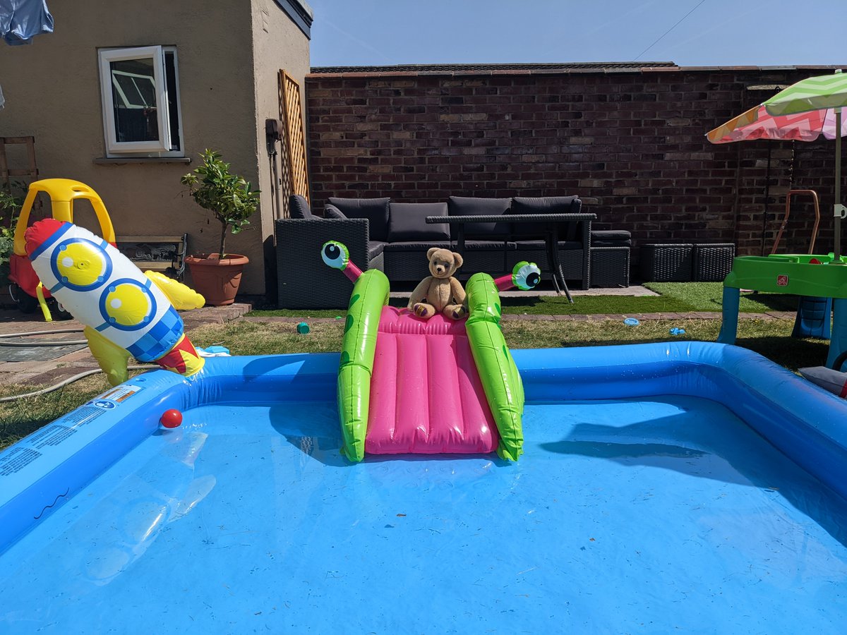 ItsADodl's tweet photo. Dodl has taken a break from doing ordinary deeds lovingly today and is thinking how grateful he feels to have cold, clean water and a paddling pool to splash about in. What are you feeling grateful for this Monday? #mondaythoughts #attitudegratitude https://t.co/anSwS01ppj