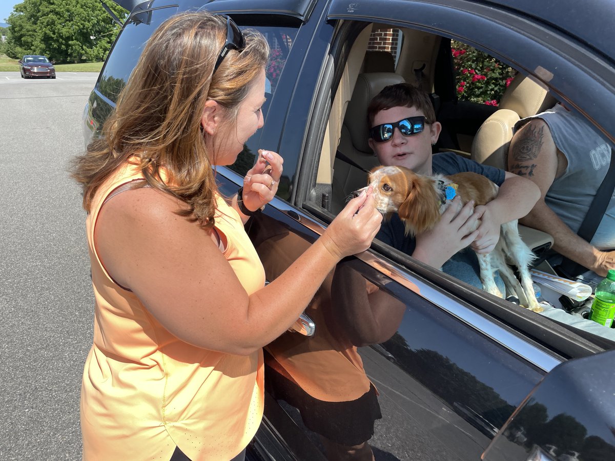 ProjectSHAREpa's tweet photo. SHARE - Summer Feeding for Kids finds "Magic" getting a treat as well!  Plainfield, FIrst Church of God site. https://t.co/e6zmzU2CYj https://t.co/l1ixWJDQre