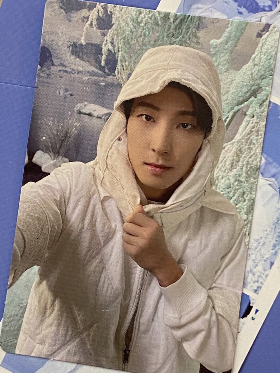 wave0flove's tweet photo. 바부고영…모자 꼭 잡고 있는 것 좀 봐.. https://t.co/5aMIXjsQc1
