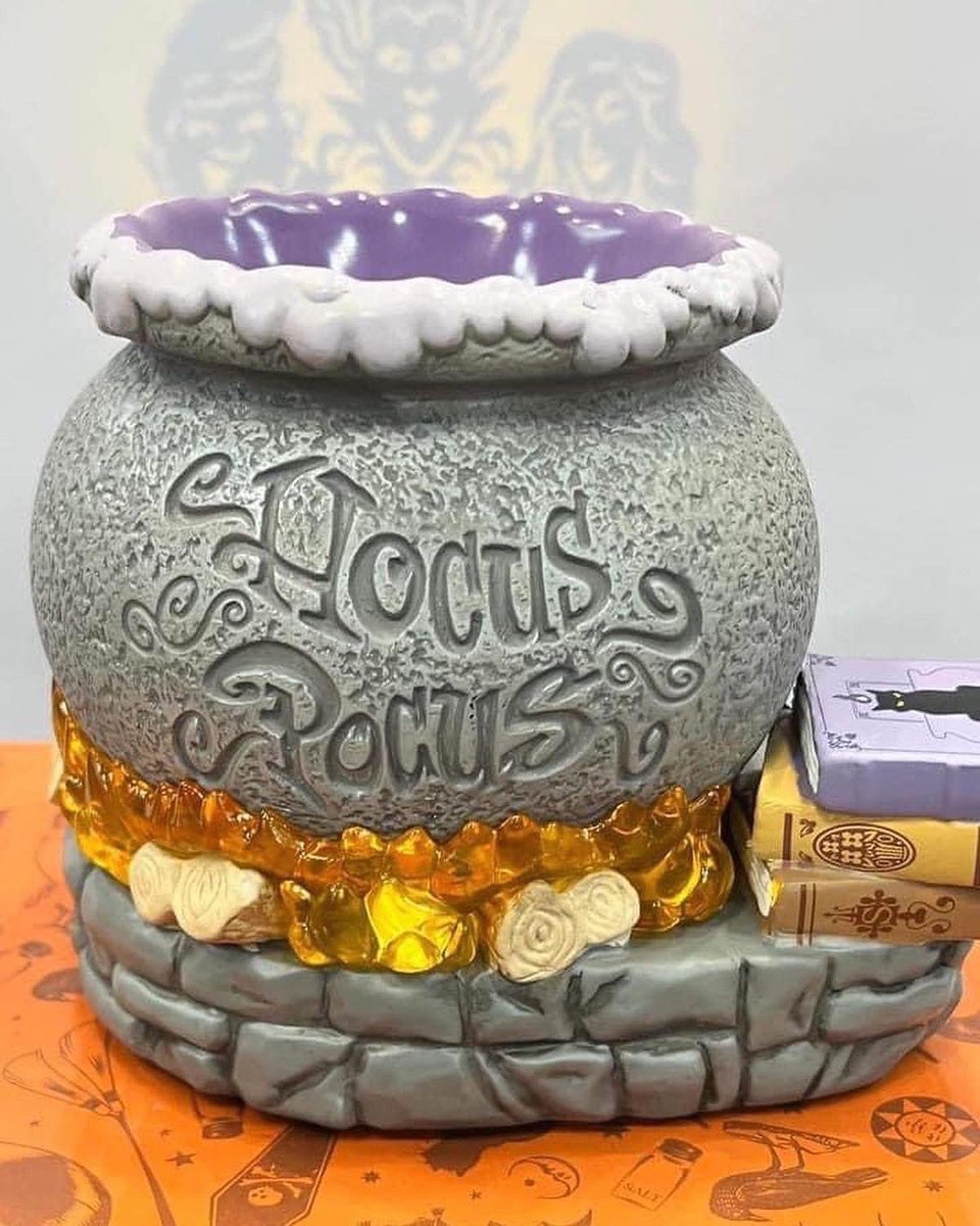 JStrangmeyer's tweet photo. Sneak Peak of what’s coming! 👉🏻 https://t.co/YVFIbwSvUT #FersScents #Scentsy #HocusPocus https://t.co/TZYp6WrZJC