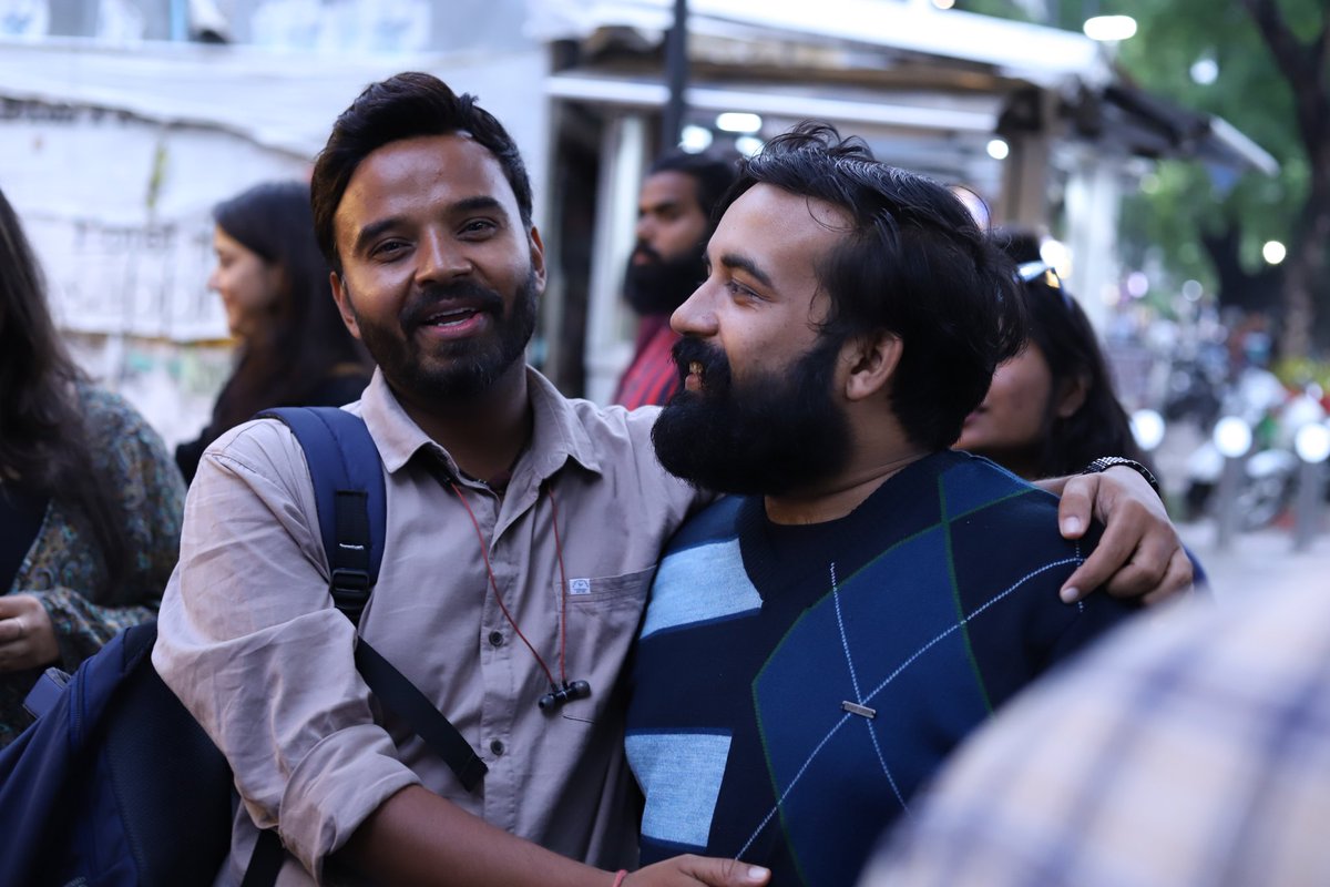 y1ashk's tweet photo. Met @tbhAnubhav bhaiya and my brothers from @IndoriArtist during CSB's Silver Button celebration at CSB 56 along with my co-founder @Aaayushiiiiiii. Congratulations and way to go ❤️
@ChaiSuttaBarIN
#indore #csbindia #chaisuttabar #indoriartist https://t.co/dRqGYXOh5d