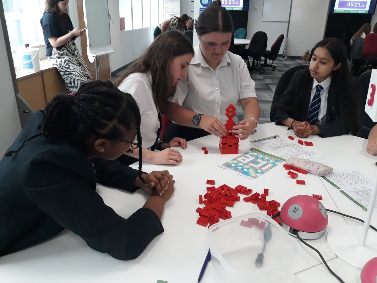 springsacademy1's tweet photo. Some of our ambitious Y8 students have been exploring engineering careers at Sheffield Hallam University, where they took part in exciting activities involving fields as diverse as robotics, cryogenics, aerospace and construction. @STEM_HUBNMSEY #EngExSY #Educationwithcharacter https://t.co/8s2xGnWGsO