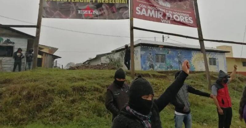 Desinformemonos's tweet photo. #México El desplazamiento forzado y la quema de casas de la comunidad zapatista El Esfuerzo, en Chiapas, del pasado 14 de julio se cometió con "la omisión y complicidad del Estado mexicano", aseguró el Frayba. https://t.co/hQgbMi2Ovk