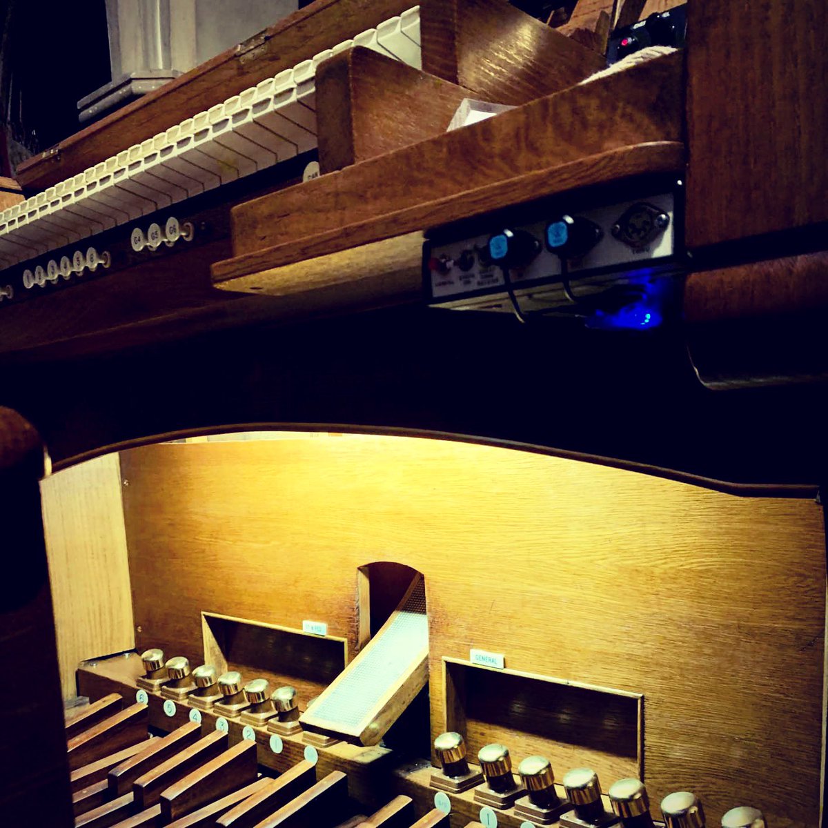 CMEPro1's tweet photo. Put simply, iWIDI works, the latency is low and I haven't had any problems.
The range is better than expected - I actually got 25m away from it in the church without any problems.
#widi #bluetooth #wireless #organ #church #worshipmusic #blemidi #bluetoothmidi #wirelessmidi https://t.co/znvN1qbCgU