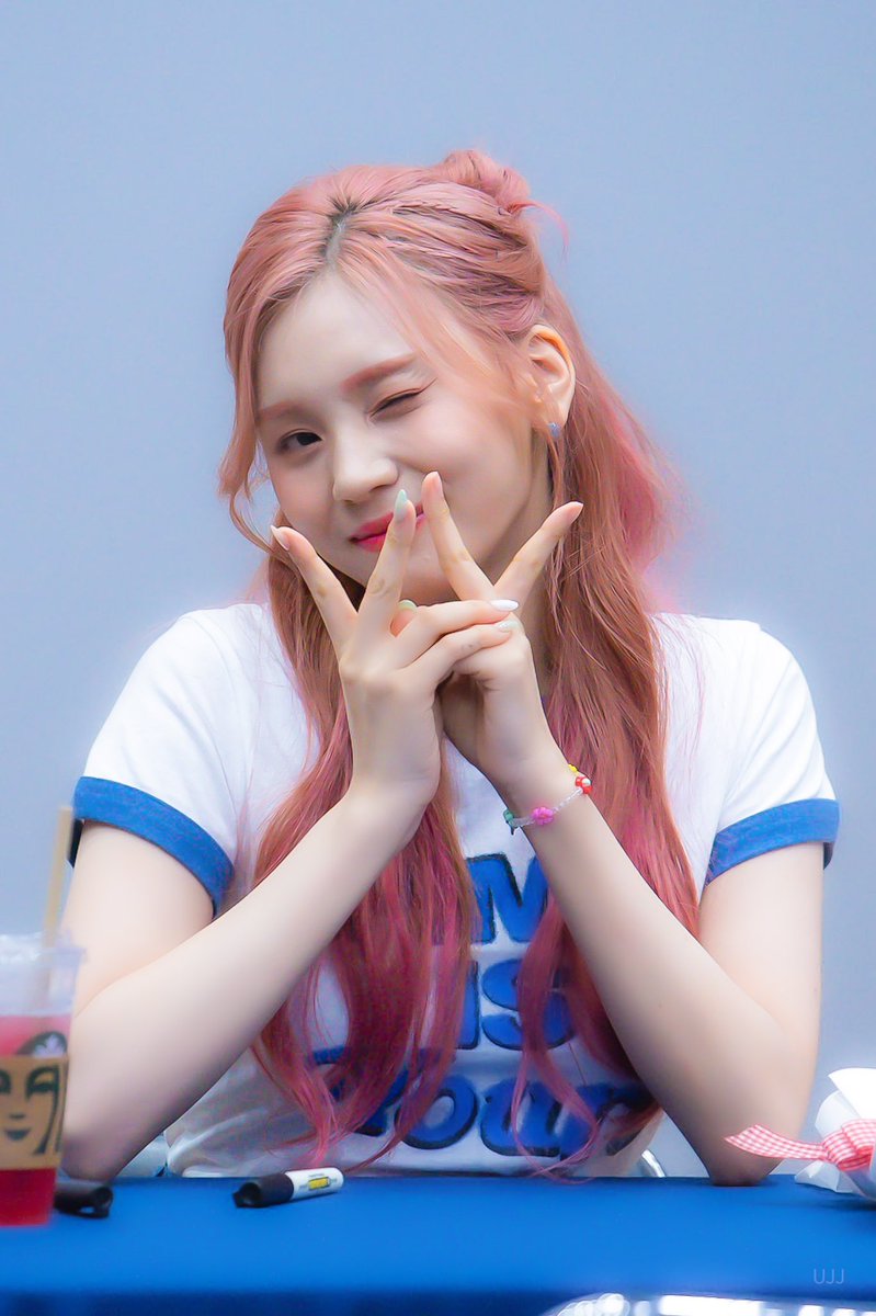 UMJI_JJANG's tweet photo. 220716 팬싸 

#비비지 #VIVIZ #엄지 #UMJI #예오니 https://t.co/9LkU8WZeuc