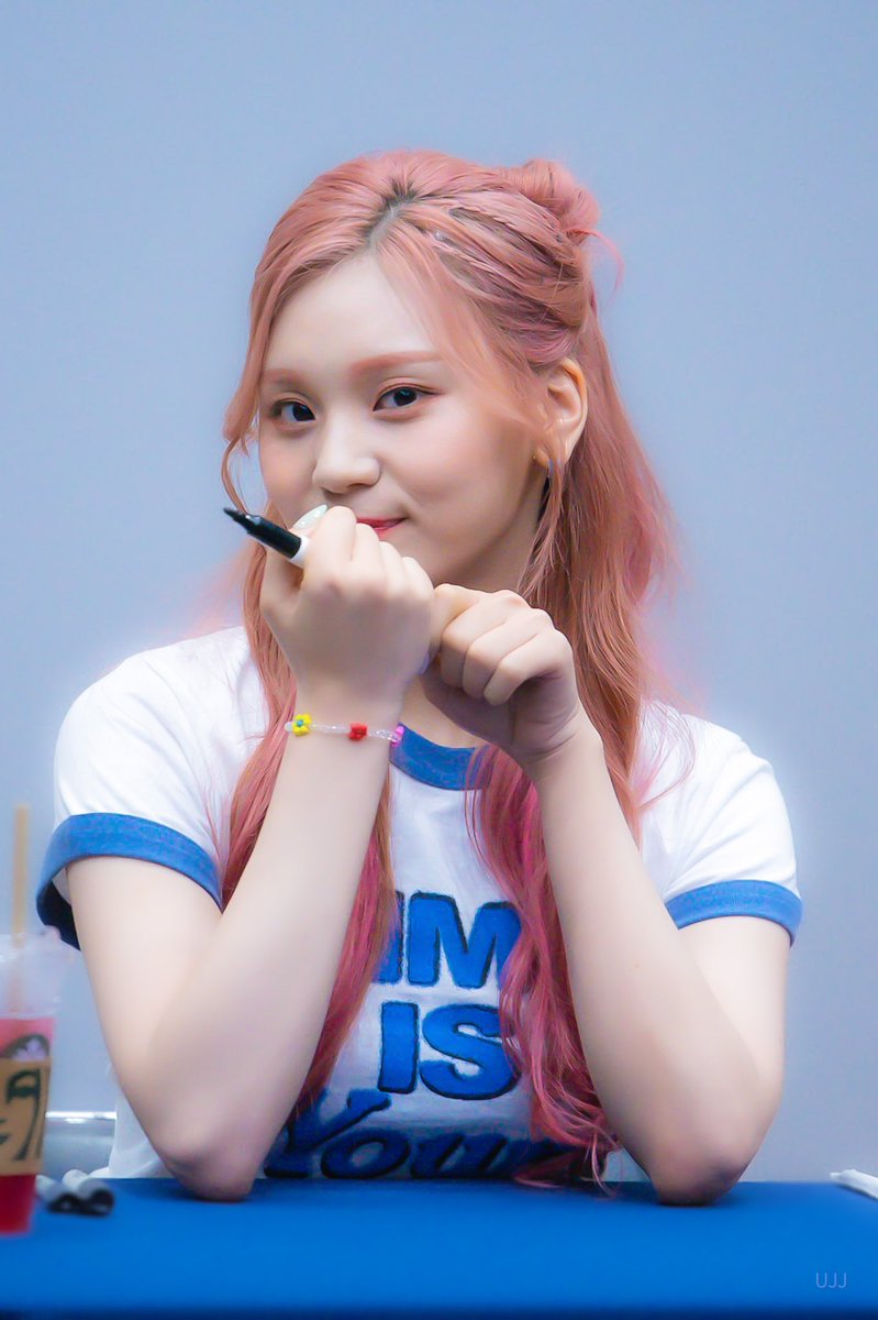 UMJI_JJANG's tweet photo. 220716 팬싸 

#비비지 #VIVIZ #엄지 #UMJI #예오니 https://t.co/9LkU8WZeuc