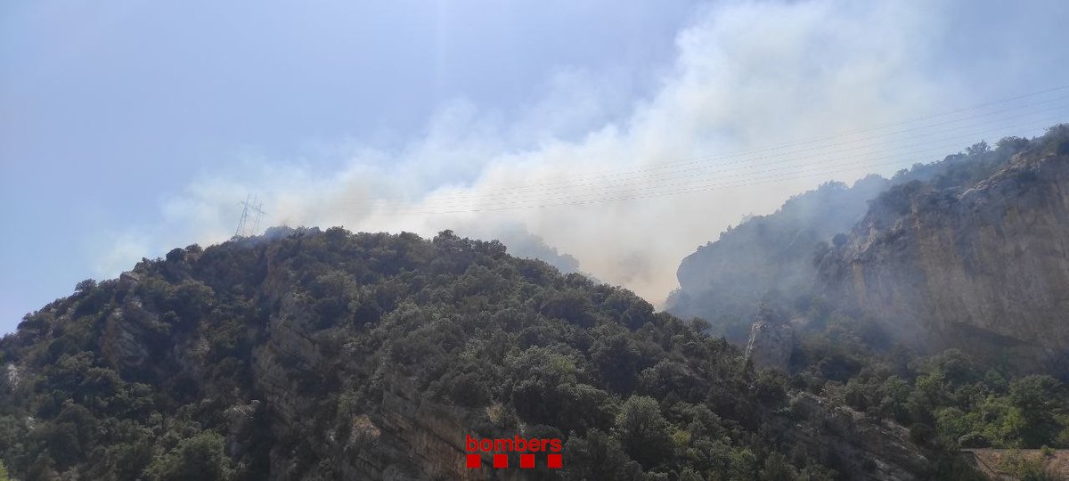 bomberscat's tweet image. #bomberscat treballem en un nou incendi a Àger (avís 15:10h). Es tracta d&apos;una zona de molt difícil accés entre la via del tren i una zona d&apos;escalada. Ara mateix hi treballen 5 dotacions terrestres i 7 #MAER