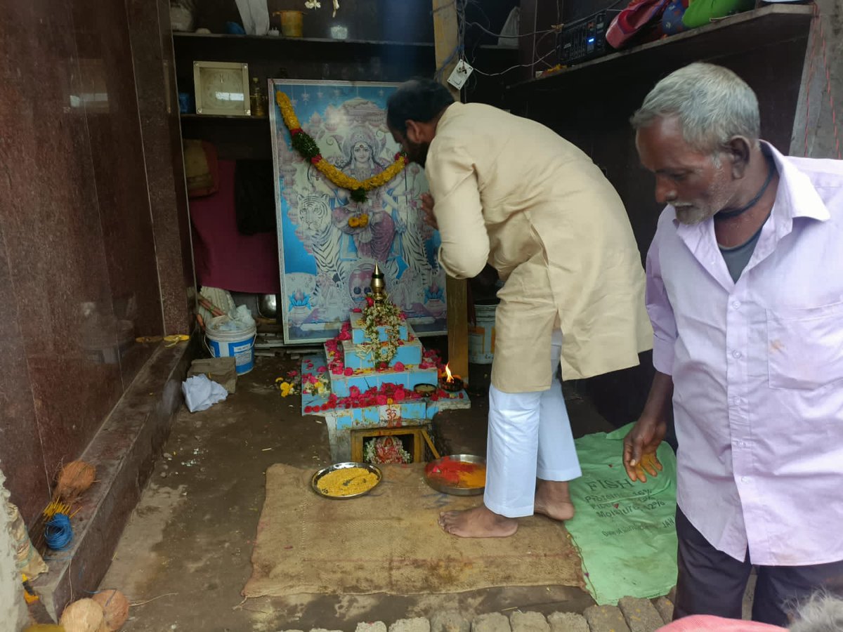 LadduYadavBJP's tweet photo. Take blessing of Sri kanaka Durga Ammawari during #Bonala Jathara Celebration from Galla Vinay Kishore Garu at Osman Gunj, #Hyderabad https://t.co/eMEVfqOOQC