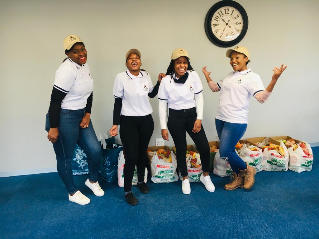 With our #67Minutes My colleagues and I were giving food to those who need it.We managed to help 10 families.I believe we made their day😍.
#ShareYourMadibaMoment #MadibaDay #EnergiseTheMoment #TwizzaMoment #MandelaDay @Twizza_ZA