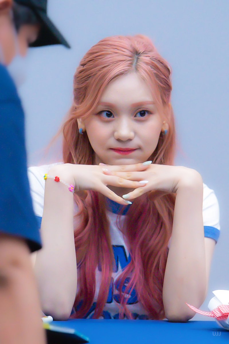 UMJI_JJANG's tweet photo. 220716 팬싸 

#비비지 #VIVIZ #엄지 #UMJI #예오니 https://t.co/6pwRo95T40