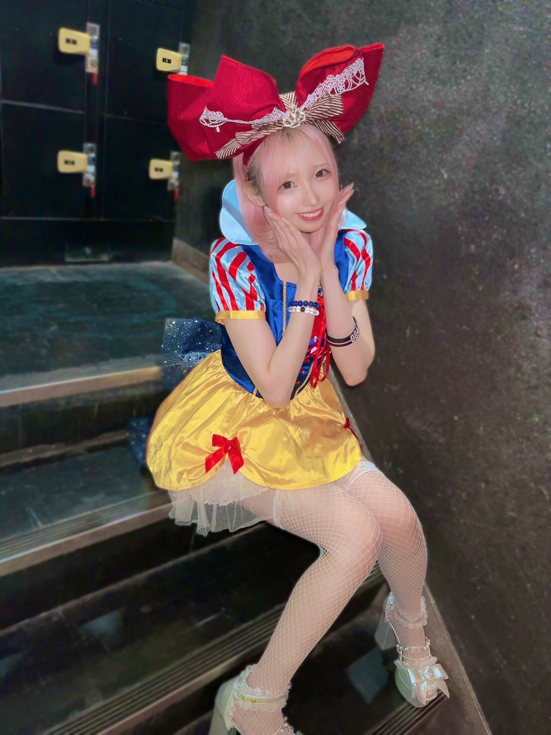 Uzivatel 小原涼 おばらりょう 23年1 7 土 渋谷asiaワンマンライブ Na Twitteru 結局ドレスが届かなかった小原さんは急いでドンキで白雪姫をgetしてハロウィンにディズニーコスで楽しむ人のコスプレでした いつもルーズソックスだからレアな