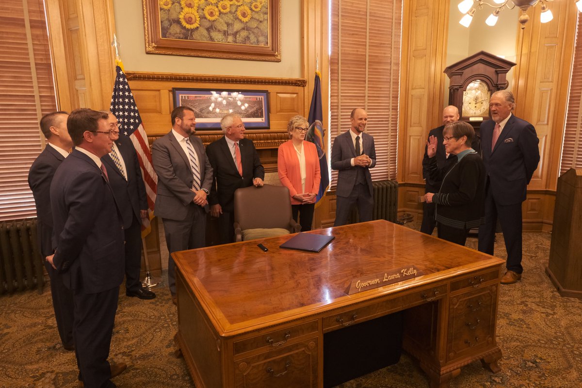 Gatik_AI's tweet image. A historic moment in Kansas: sincere thanks to @GovLauraKelly, Chief of Staff Will Lawrence &amp;amp; our partner @Walmart for working closely with Gatik's Head of Policy @richsteiner to ensure essential goods are delivered safely, with speed and efficiency in the Sunflower State.