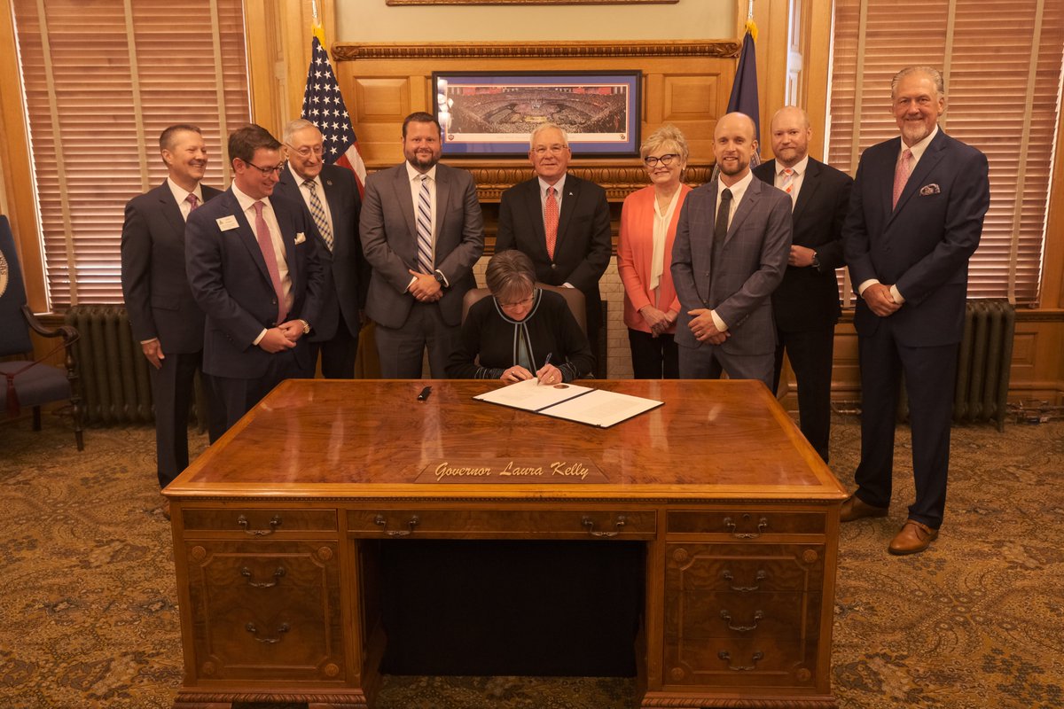 Gatik_AI's tweet image. A historic moment in Kansas: sincere thanks to @GovLauraKelly, Chief of Staff Will Lawrence &amp;amp; our partner @Walmart for working closely with Gatik's Head of Policy @richsteiner to ensure essential goods are delivered safely, with speed and efficiency in the Sunflower State.