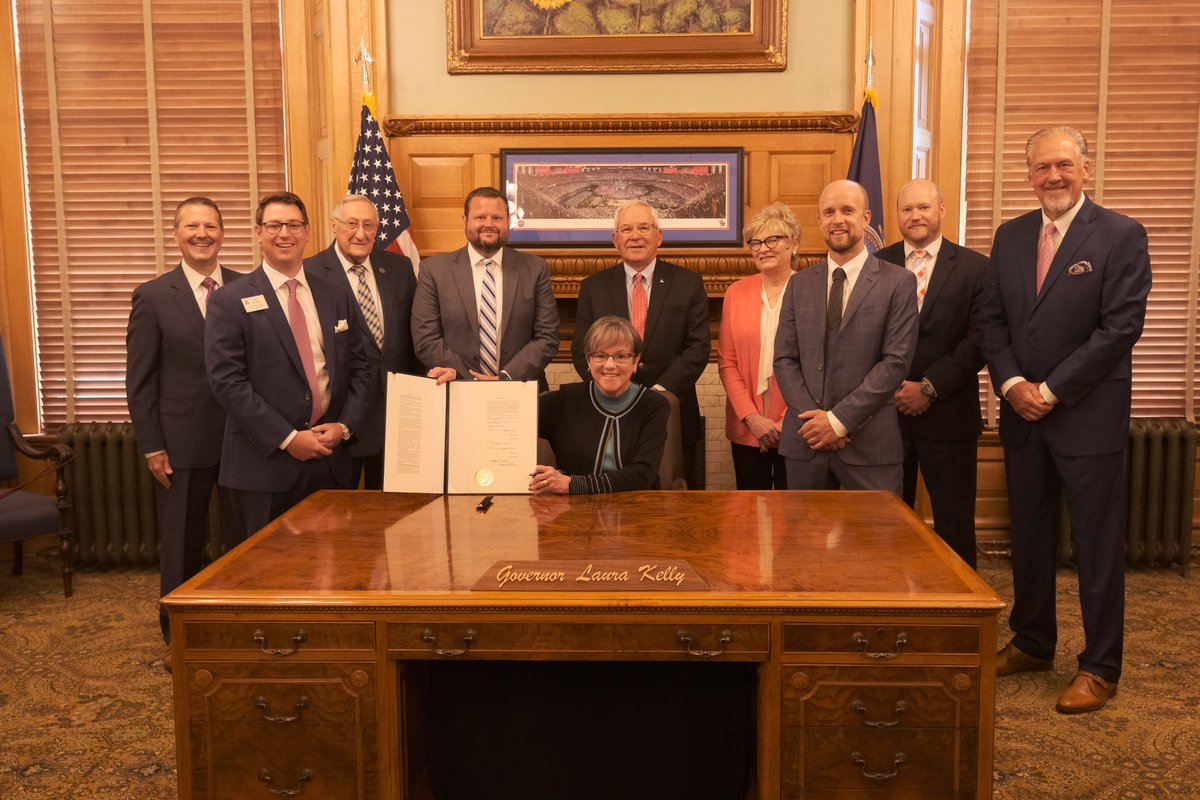 Gatik_AI's tweet image. A historic moment in Kansas: sincere thanks to @GovLauraKelly, Chief of Staff Will Lawrence &amp;amp; our partner @Walmart for working closely with Gatik's Head of Policy @richsteiner to ensure essential goods are delivered safely, with speed and efficiency in the Sunflower State.