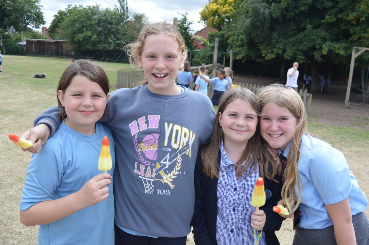 year5wja's tweet photo. Cooling down with an ice lolly🍭 https://t.co/gjIxuuSaBD