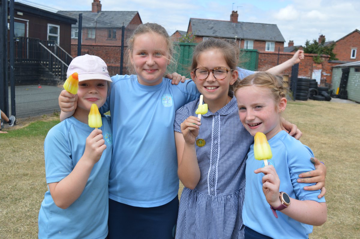 year5wja's tweet photo. Cooling down with an ice lolly🍭 https://t.co/gjIxuuSaBD