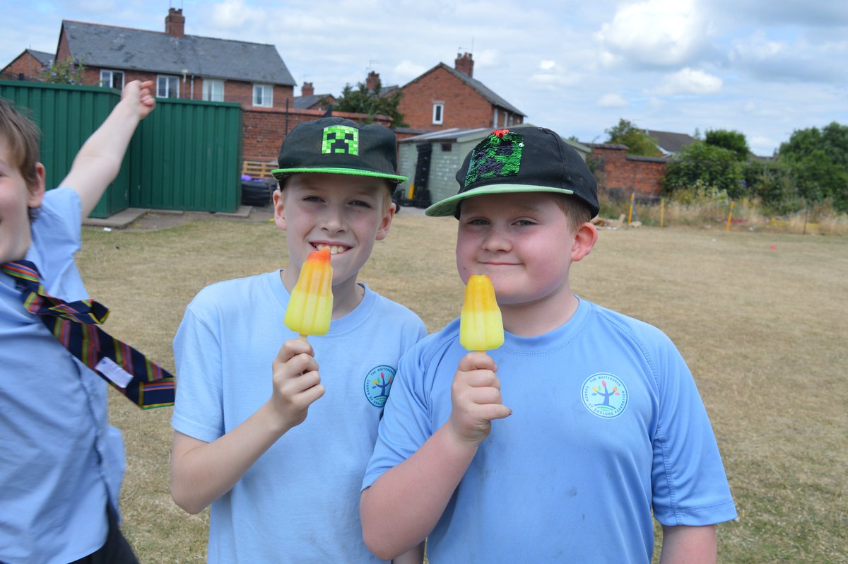 Cooling down with an ice lolly🍭