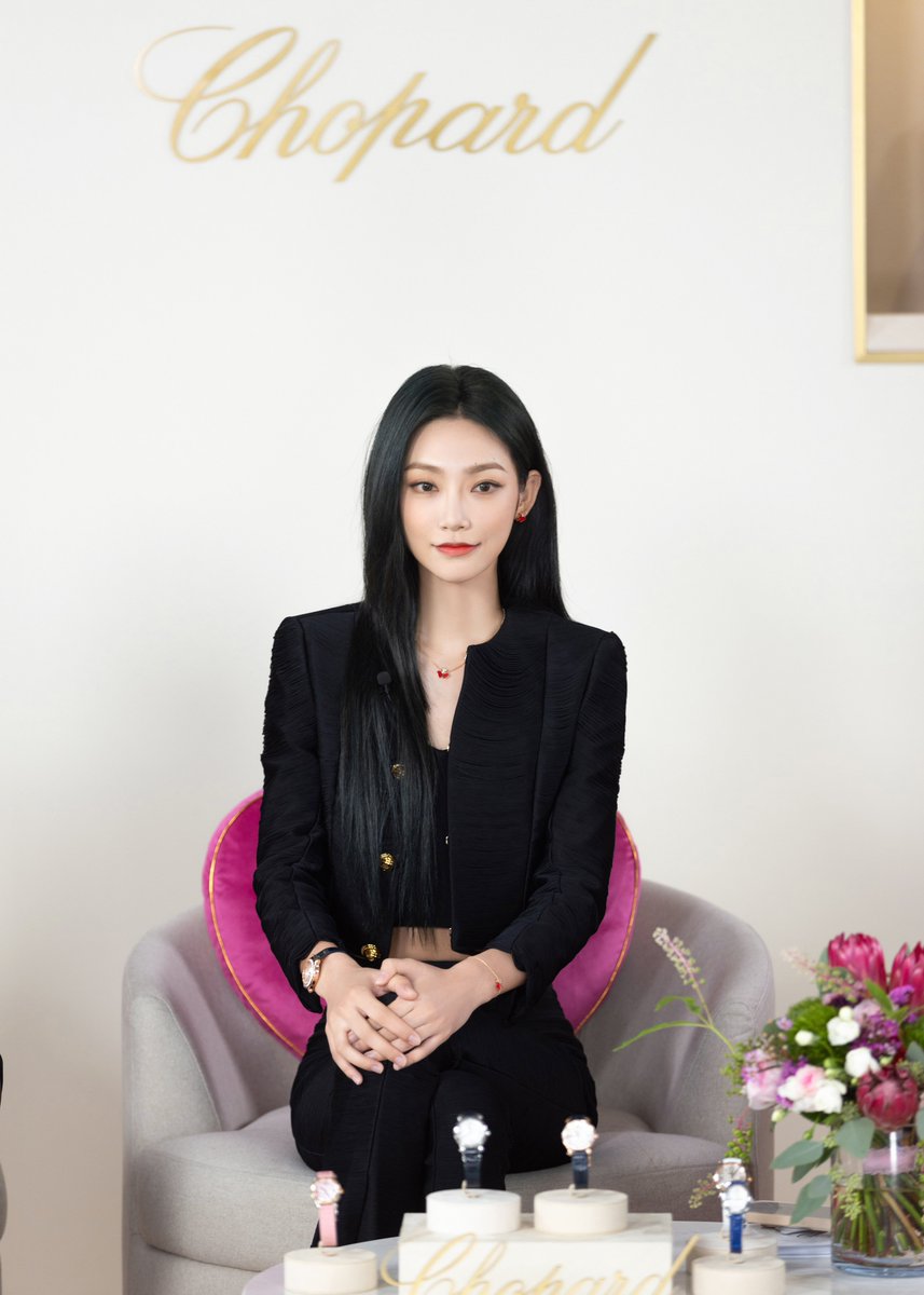 JennyZint's tweet photo. 220718// 曾可妮609号航线 Weibo Update with Jenny Zeng Keni

"@ 曾可妮Jenny-Z appeared in the brand's livestream, black suit showing elegance, "Love On Qixi, I like my heart". Today's portion of modern Little Zeng, please check it out. 🖤"

#曾可妮 #ZengKeni #JennyZeng https://t.co/Wm5H9BCILx