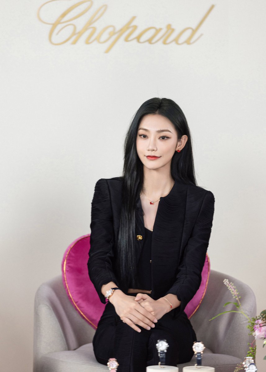 JennyZint's tweet photo. 220718// 曾可妮609号航线 Weibo Update with Jenny Zeng Keni

"@ 曾可妮Jenny-Z appeared in the brand's livestream, black suit showing elegance, "Love On Qixi, I like my heart". Today's portion of modern Little Zeng, please check it out. 🖤"

#曾可妮 #ZengKeni #JennyZeng https://t.co/Wm5H9BCILx