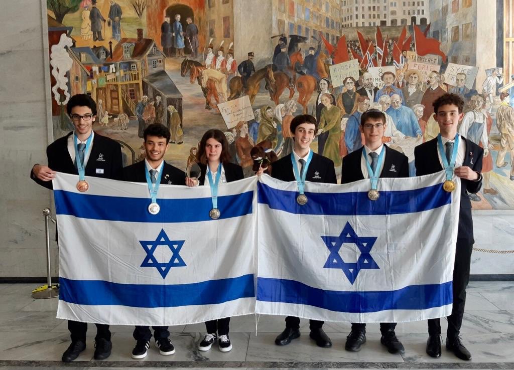 גאווה - נבחרות ישראל חזרו עם 18 מדליות מאולימפיאדות הפיזיקה והמתמטיקה. עמרי זהר, רויטל ולך, וניר כהן השיגו את מדליות הזהב, נגה פרידמן זכתה בכסף והוכרזה כתלמידה המצטיינת בכל אסיה. רויטל ולך מנבחרת הפיזיקה דורגה כתלמידה עם ההישג הגבוה בכל התחום <a href="/GLZRadio/">גלצ</a>