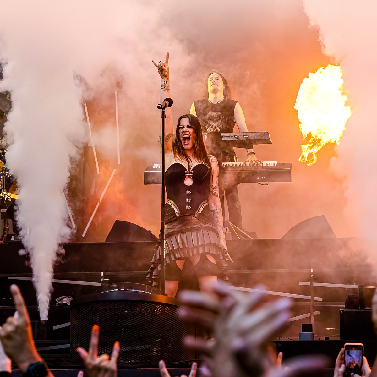 FloorJansen_'s tweet photo. Bringing the heat!! 🔥🔥 Wishing you all well and safety during these hot days. Take good care of yourself, the people around you and think of the animals! ❤️

📸 Dmitri Kotjuh https://t.co/liYUTXgVLS