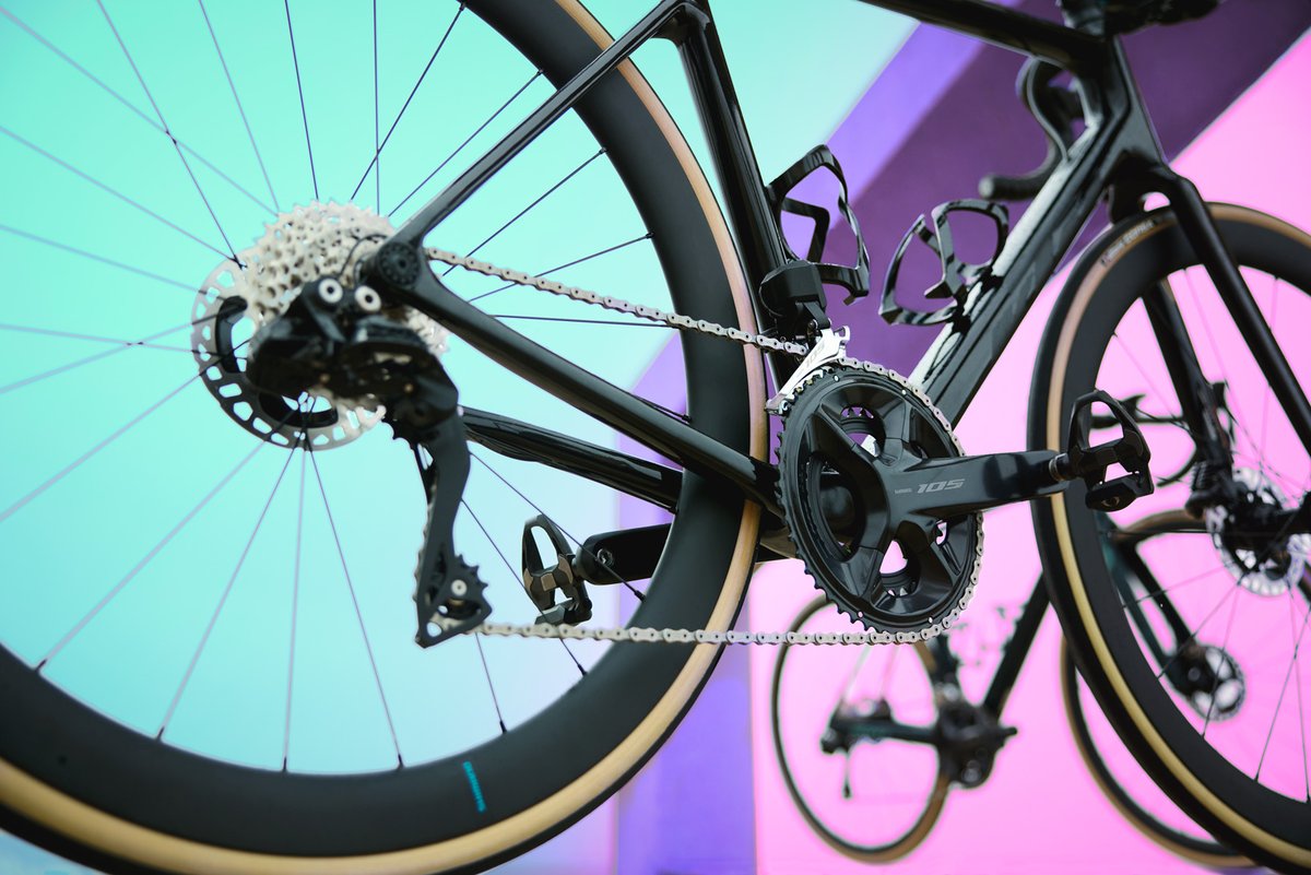 RevistaENKDNA's tweet photo. El nuevo SHIMANO 105 Di2 tiene cambio de 12 velocidades y es wireless para llegar a más ciclistas.
Descubre más en la edición Nº33 de ENKDNA.
👉 Encuéntrala aquí: https://t.co/ioGuBtIUw7
@ShimanoChile @ShimanoROAD https://t.co/GEHgNsr4f7