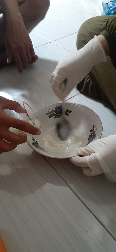 HashifahD's tweet photo. Day 8-Percobaan pembuatan sabun dari minyak sisa
#UniversitasAirlangga 
#KKNBBM66UNAIR
#UNAIRWCU
#GLOBALSDG's
#SDG
#UNAIRFORSDG's
#Unairmengabdi 
#Tamansari-Mumbulsari-Jember https://t.co/chLoyVKdU0
