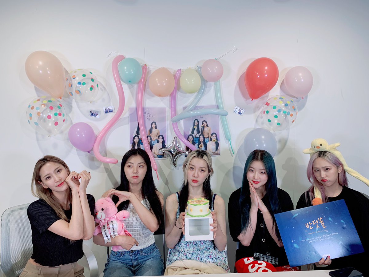 BVNDIT_official's tweet image. [🎂] HAPPY BVNDITBUL DAY❤
✨BVNDITBUL 3rd Anniversary✨

🌻반딧불 생일을 마무리하며🌻
🫶🏻내년 반딧불DAY에 만나요🫶🏻

#BVNDIT #밴디트
#BVNDITBUL #반딧불
#3yearsWithBVNDITBUL