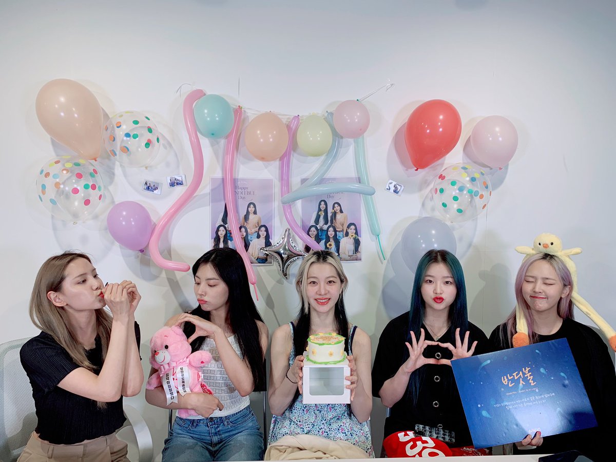 BVNDIT_official's tweet image. [🎂] HAPPY BVNDITBUL DAY❤
✨BVNDITBUL 3rd Anniversary✨

🌻반딧불 생일을 마무리하며🌻
🫶🏻내년 반딧불DAY에 만나요🫶🏻

#BVNDIT #밴디트
#BVNDITBUL #반딧불
#3yearsWithBVNDITBUL