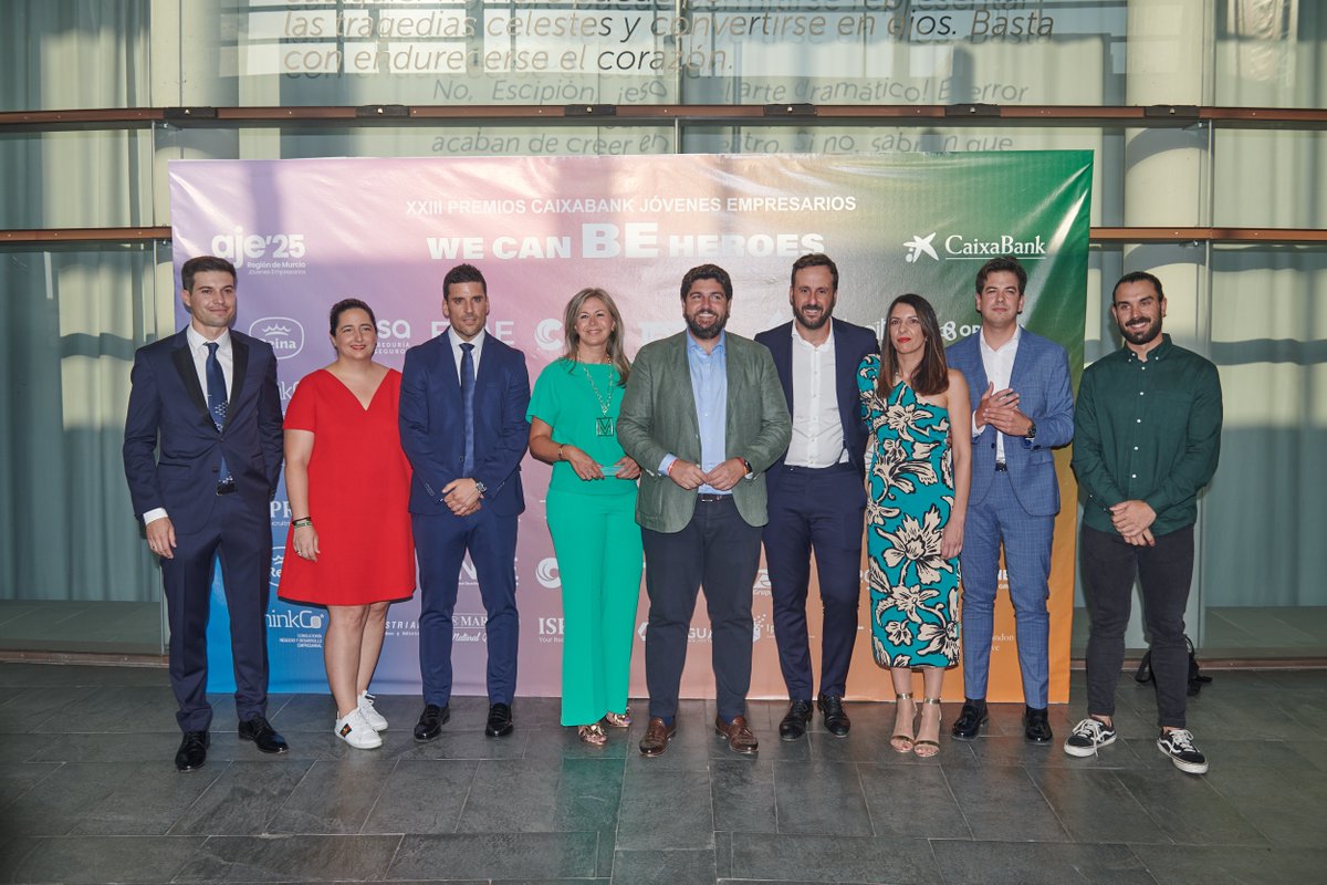 AJERegionMurcia's tweet photo. ¡Aún estamos recibiendo comentarios y felicitaciones de la los #PremiosAJE! ¡Mil gracias a todos!

¿Te lo perdiste? ¿Quieres volver a verlo? ¡Ya puedes ver el vídeo completo de la Gala retransmitida por @la7tele !

📺: https://t.co/Dym3vJ73PE https://t.co/4LTUy6K9IO