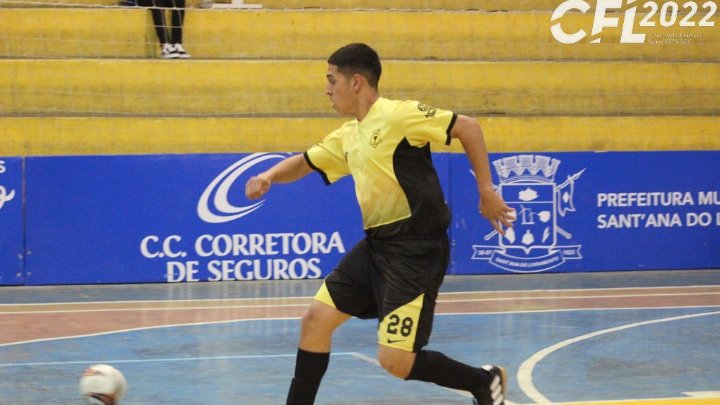 Tinha de tudo pra ter um futuro promissor no futebol , mas depois que passou por uma cirurgia ele nunca mais foi o mesmo... O Parto foi difícil, durou horas