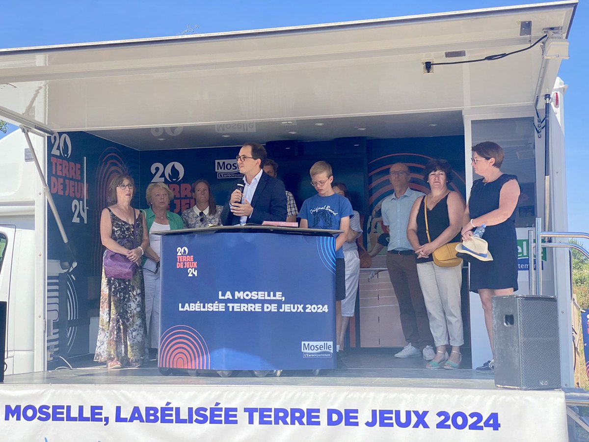 moselle_tv's tweet photo. 🏊♂️ Une piscine un peu particulière a été inaugurée à #Vigy… Il s’agit d’un bassin mobile, aménagé dans une remorque. 🚚
60 enfants de la colonie de vacances du @SecoursPop pourront profiter de l’installation pour apprendre à nager. Le projet est financé par @MoselleCD57. 🤿 https://t.co/7MtrZ0sxt6
