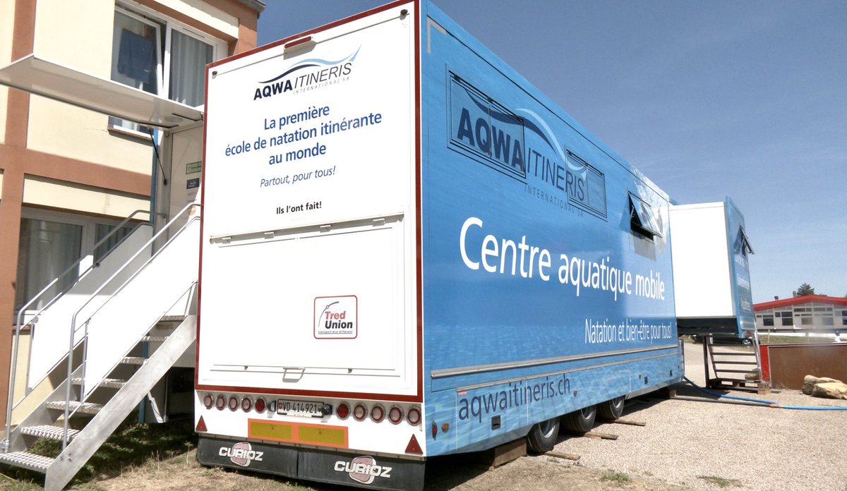 moselle_tv's tweet photo. 🏊♂️ Une piscine un peu particulière a été inaugurée à #Vigy… Il s’agit d’un bassin mobile, aménagé dans une remorque. 🚚
60 enfants de la colonie de vacances du @SecoursPop pourront profiter de l’installation pour apprendre à nager. Le projet est financé par @MoselleCD57. 🤿 https://t.co/7MtrZ0sxt6