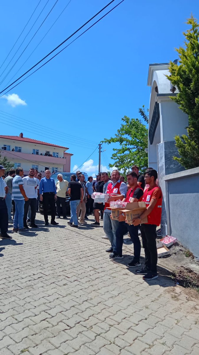 kizilaysakarya's tweet photo. Pençe-Kilit Harekatı'nda şehit düşen Piyade Teğmen Ömer Faruk Civelek'in cenaze töreninde tüm halkımızla şehit ailemizin acısını bölüştük. Milletimizin başı sağolsun.
@Kizilay 
@drkerem 
@dr_ialtan 
@cevdet_koc 
@kizilaykadin54 
@genckizilay54 https://t.co/uaI9SI8NmH
