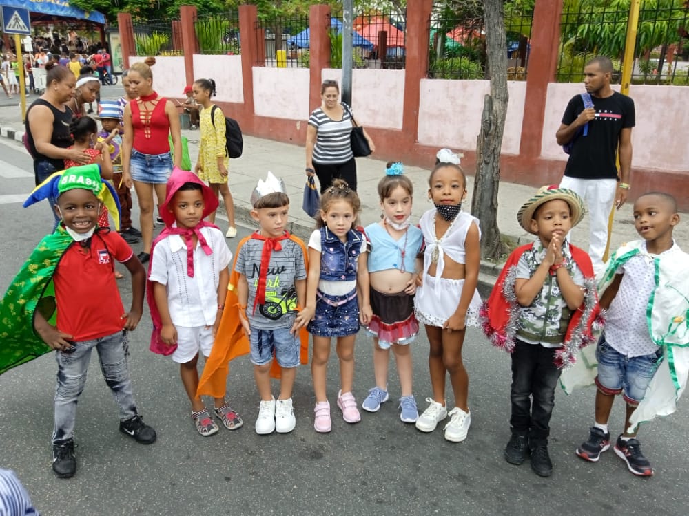 ciespiguita's tweet photo. La Primera Infancia en la calle de la familia Celebrando el Día de los Niños, nuestro centro cerrando el espectáculo con el carnavalito santiaguero por todo lo alto. 
@RaulSamon @FundichelyRosa @dmesantiago2019 @ManceboCarmen1 @CubaMined @NiurdisReyes #LaPrimeraInfanciaSíImporta https://t.co/VzpmpLrNHf