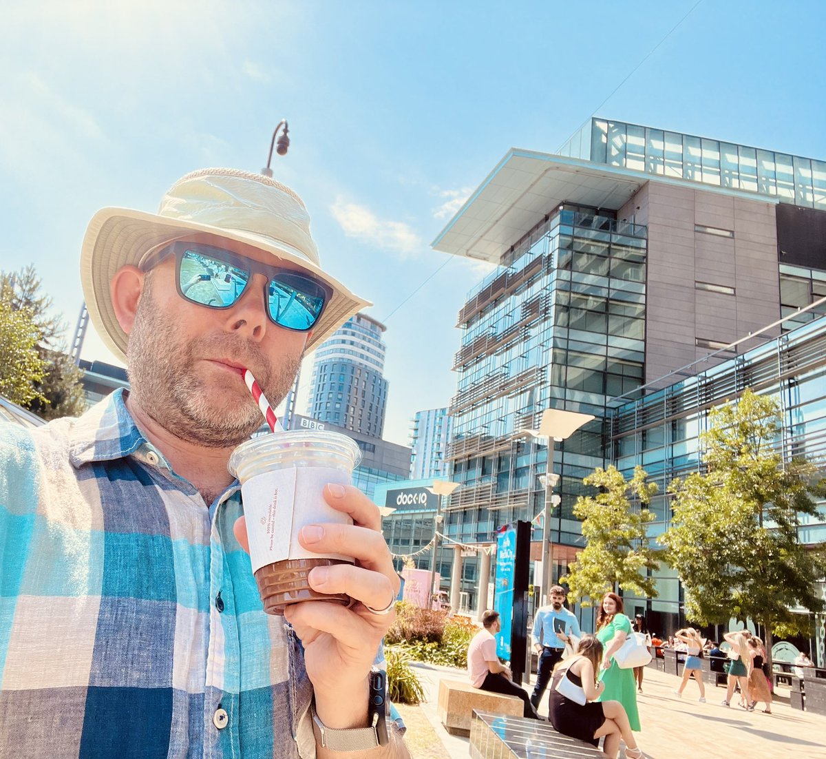 lyndonlarge's tweet photo. Melting @MediaCityUK! 35 degree heat on the day thousands of @SalfordUni degrees are awarded. Today, #Salford feels like LA, baby. Happy #graduation everyone ☀️ 🌞 😎 #heatwave #mcuk #manchester #summer #staycool https://t.co/Bw0HxddLET