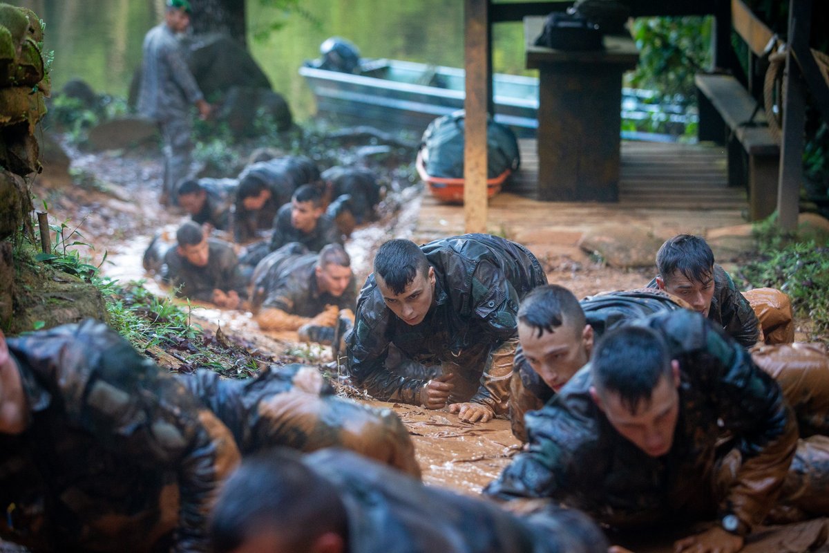 SaintCyrCoet's tweet image. Cultiver l'#espritguerrier et la cohésion, s'exercer au  commandement pour affronter la Selva.
Aguerrissement #CEFE de la promo Caillaud. 11 jours pour apprendre à survivre en forêt équatoriale et restituer ses savoir-faire techniques en situation de stress et fatigue. 
📸@3e_rei