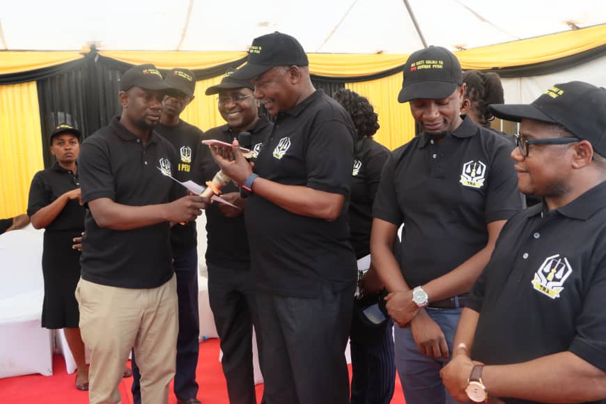 TRATanzania's tweet photo. #TEGETA Kamishina wa Kodi za Ndani wa TRA, Bw. Herbert kabyemela leo 18.07.2022  amezindua Bahati nasibu iliyoandaliwa na mkoa wa Kikodi wa Tegeta ambapo Mnunuzi yeyote kuanzia leo hadi tarehe 3 Oktoba, 2022  anaweza kujishindia zawadi kwa kudai risiti halali ya #EFD. https://t.co/TD92UK2M9y