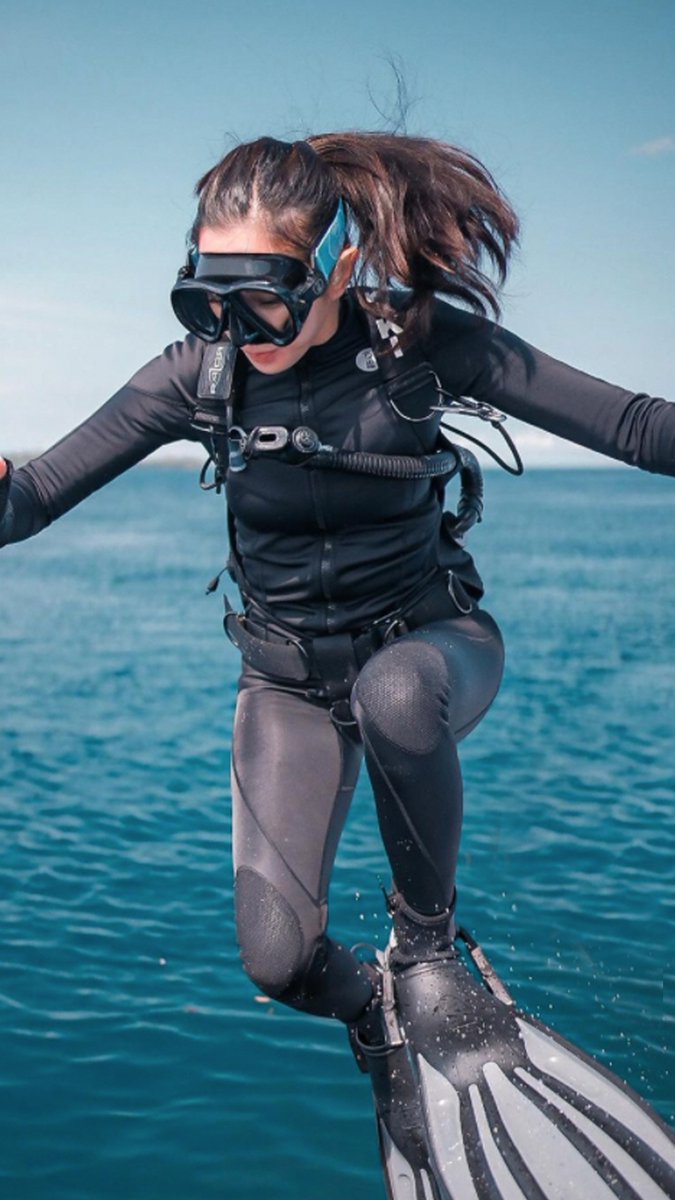 deeperblue's tweet photo. Can you carry the equivalent of 120 recycled plastic bottles in one hand? 
You can now > https://t.co/CZw2ggAbvA 
fourth element Rec Fins, made using 97% recycled plastic   

#fourthelement #oceanpositive #scubadiving #divefins #recycled #recycledplastic #scuba #ad https://t.co/ICee8twHKm