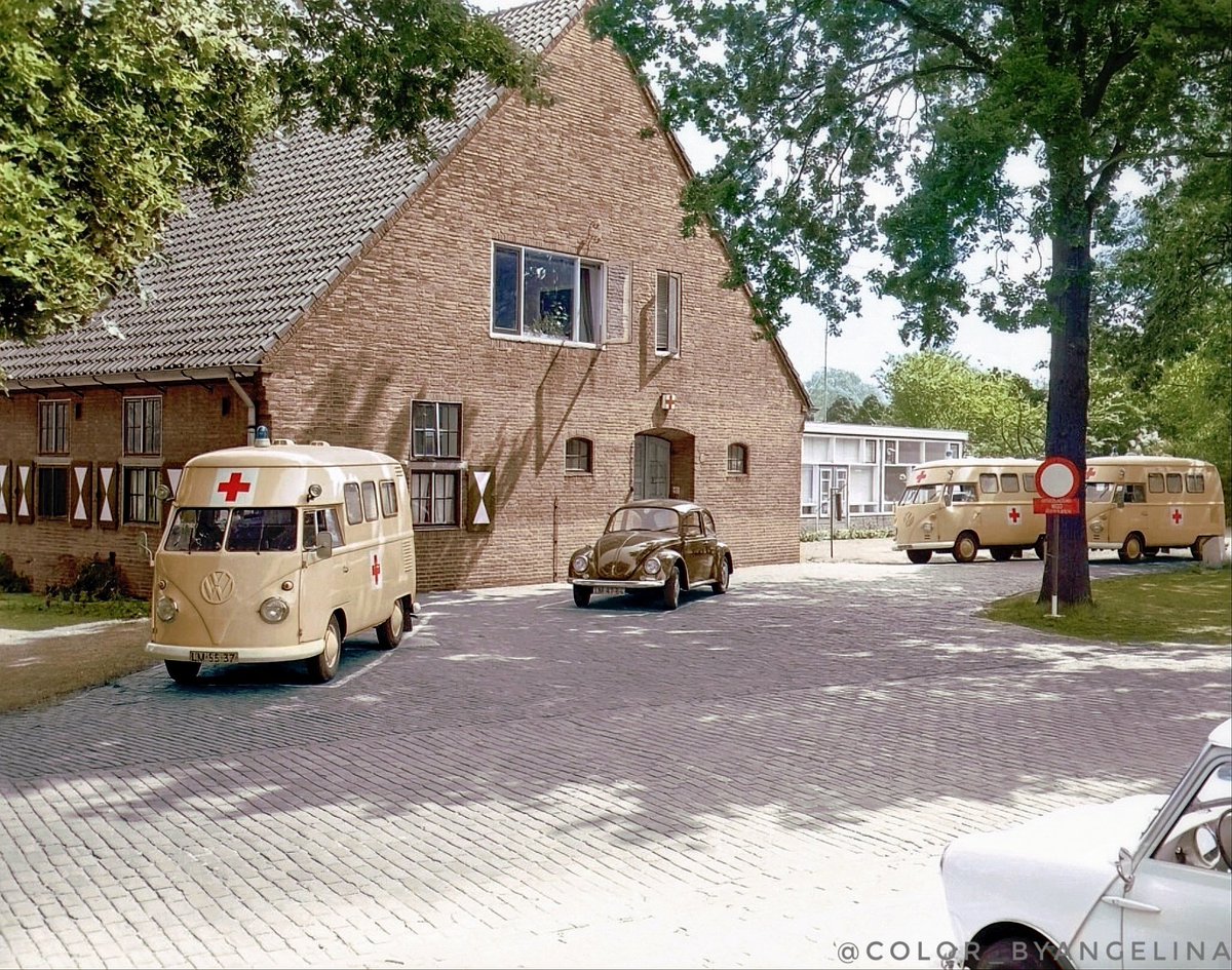 Angelina_retro's tweet photo. Volkswagen Transporter "Luchtmacht Ambulance", 1968-1970s (my colorization)
#vw #vwtransporter #vwhighroof #vwhightop #highroof #hightop #vwbeetle #colorized #history https://t.co/t9BavcgKu8