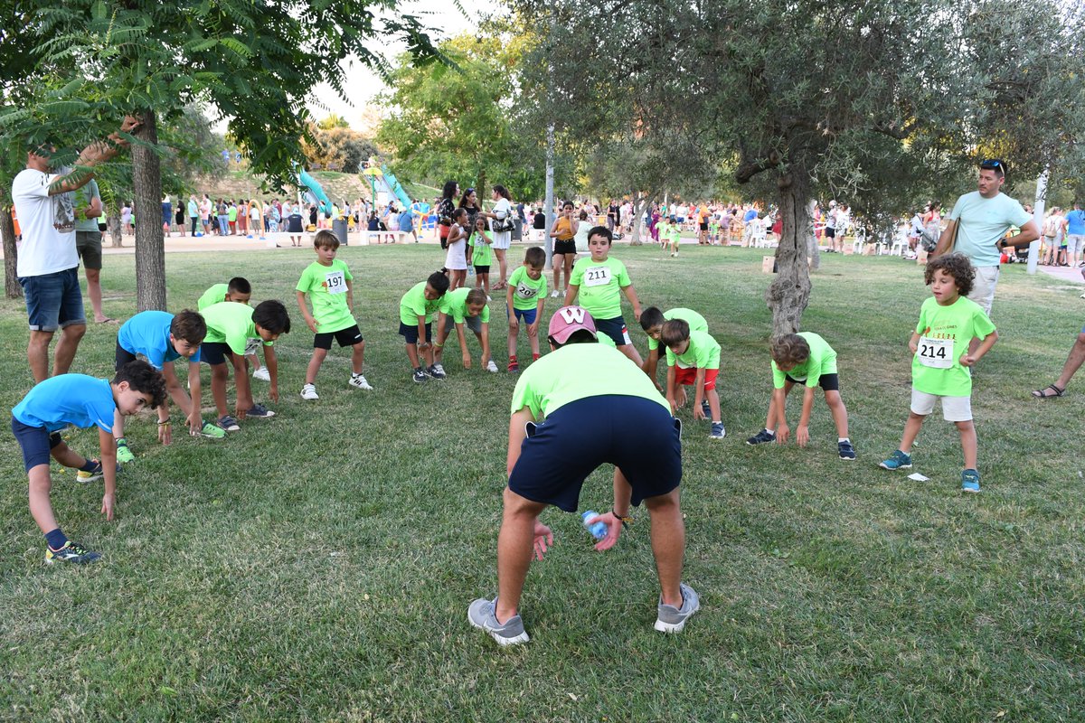 cdnpgines's tweet photo. 🔝 En la X #CarrreraInfantilFeriaGines, hemos contado con 3⃣ 𝐚𝐧𝐢𝐦𝐚𝐝𝐨𝐫𝐞𝐬 de lujo!

☝🏻👧🏻👦🏻 Tan solo había que ver la que tenían formada con los peques y lo contentos que estaban todos. 🤗🙌🏻

💙 𝐑𝐨𝐜í𝐨, 𝐀𝐥𝐢𝐜𝐢𝐚 𝐲 𝐉𝐮𝐚𝐧𝐚𝐧, 💪🏻 gracias por vuestra gran labor! 👏🏻 https://t.co/ywgmKBbm8K