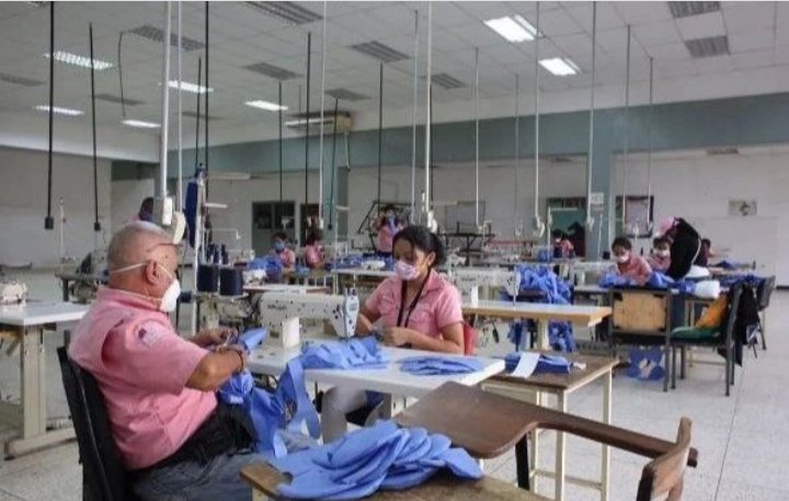 Yelitza_G24's tweet photo. #Invetex Empresa que mantiene su producción al 100% en fabricación de uniformes y aún en pandemia su clase obrera su puso al margen de la adversidad y también diseño tapabocas.
#NoPodranConVenezuela
#ProducirEsVencer
@corpindustrias
@MichelleDVzla https://t.co/qdz2Sx866C