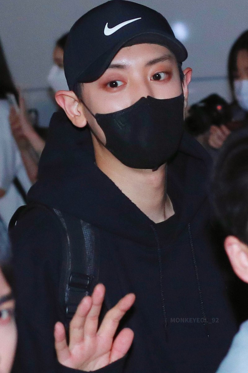 MONKEYEOL_92's tweet photo. 220716  수원 뮤지컬 퇴근길 🌛

짱 예쁘다 ❤️❤️

#찬열아_넌_우리의_메이사야  
#CHANYEOL #찬열 
#EXO #엑소 @weareoneEXO https://t.co/vazRlbcDKX