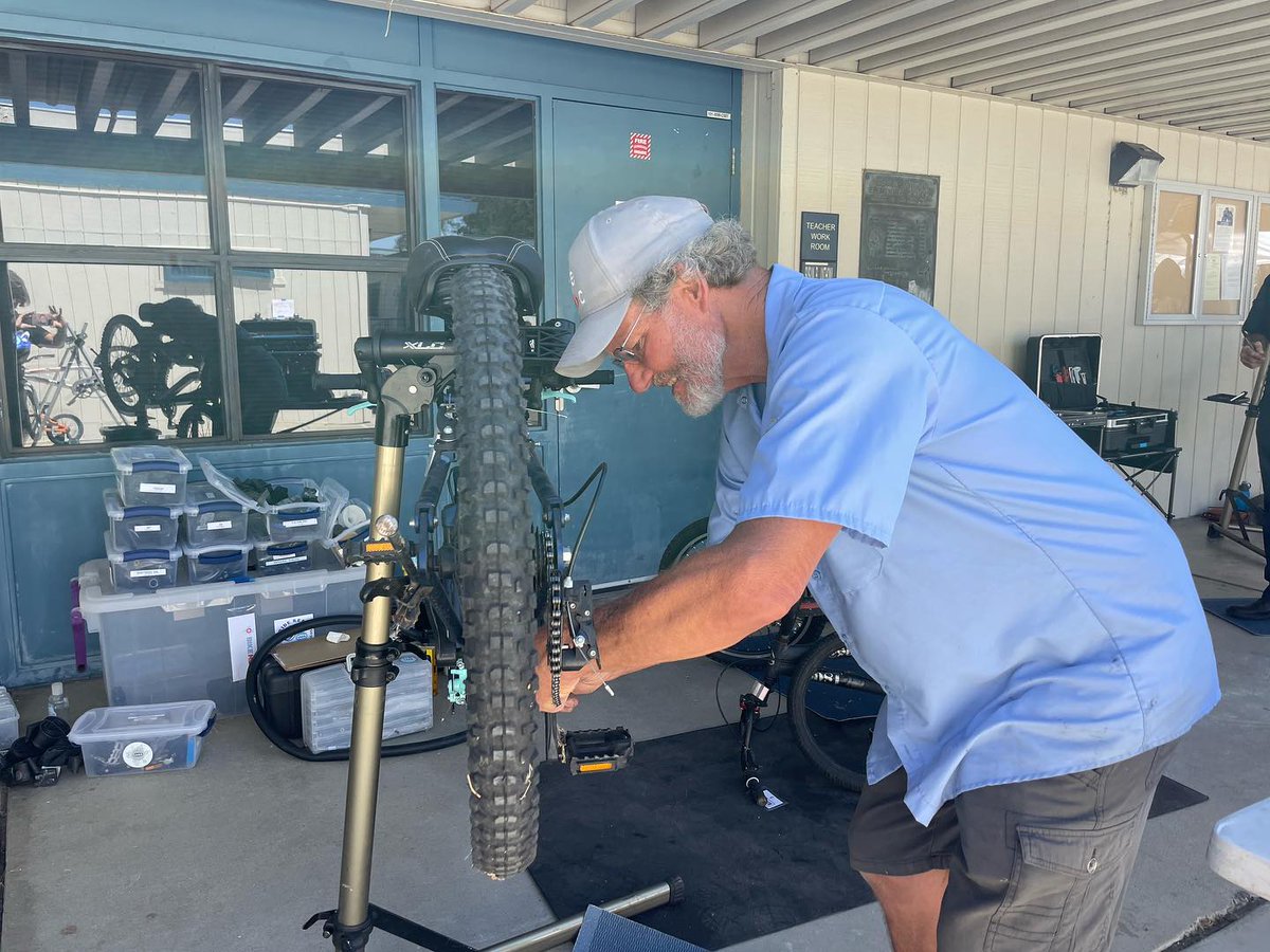 sacbike's tweet photo. Shout out to our mechanics for fixing 60 bikes at Project Activation Meadowview in 3 hours, in some pretty punishing heat! We are thrilled to keep South Sac residents rolling! @officialSCUSD 
#bikesac #bikesouthsac https://t.co/QKZSU0JkLM
