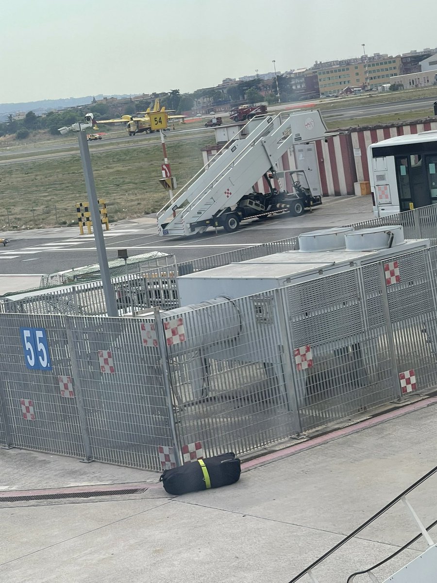 Notizia sbagliata @Corriere non è aereo Lufthansa ma il Canadair usato per estinguere fuoco 🔥 as see below