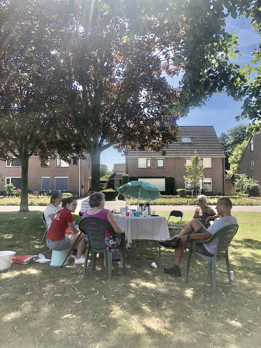 Na vanmiddag zijn we erachter dat een beschuitje eten iets Doornspijk is!

#Koffieindebuurt #contactmetinwoners #present